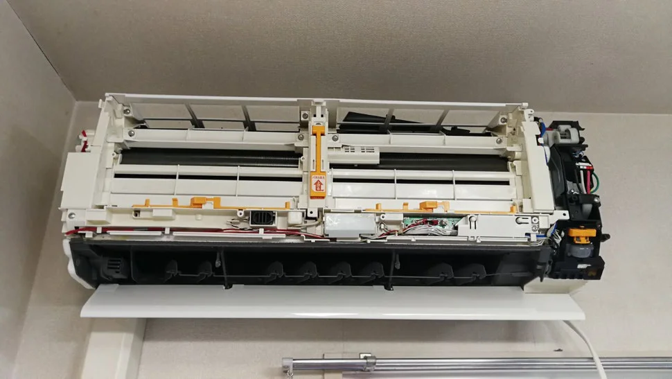 お掃除機能付きエアコンクリーニング 富士通ノクリア分解中の写真