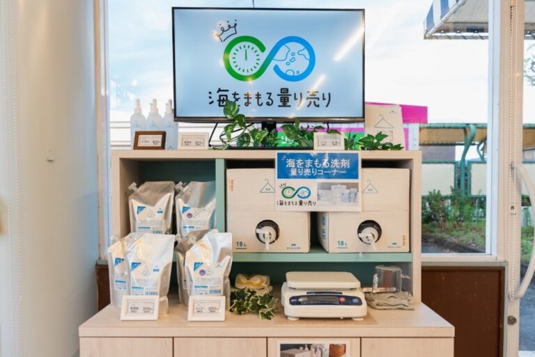 海をまもる洗剤 量り売りの様子